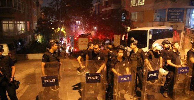 Teröre tepki gösterileri büyüyor! HDP Genel Merkezi'ne saldırı