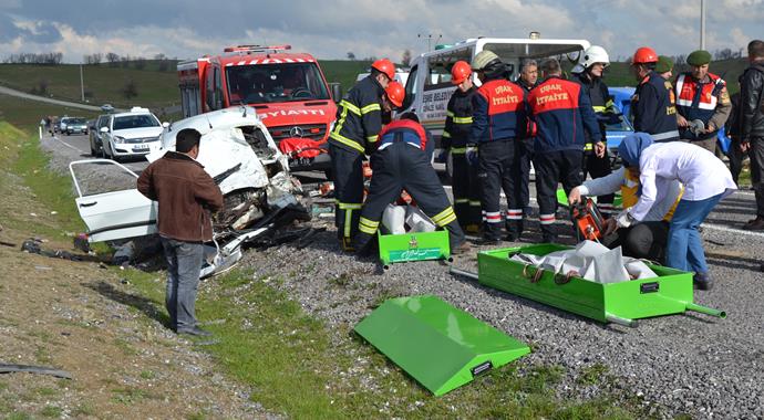 Uşak'ta trafik kazası, 80 yaşındaki şoför ve eşi öldü