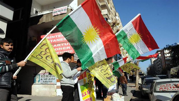 Diyarbakır caddelerinde Kürdistan bayrağı dağıttılar