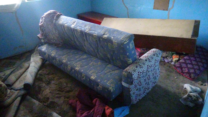 Evin ortasında özel tabuta koyup, diri diri gömdüler!