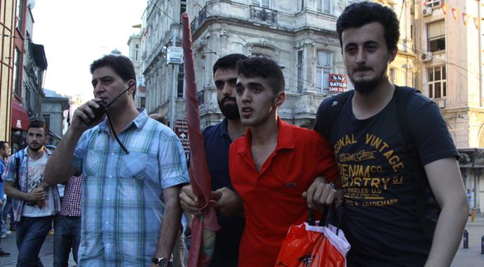 Taksim'de korsan gösteriye polis müdahalesi