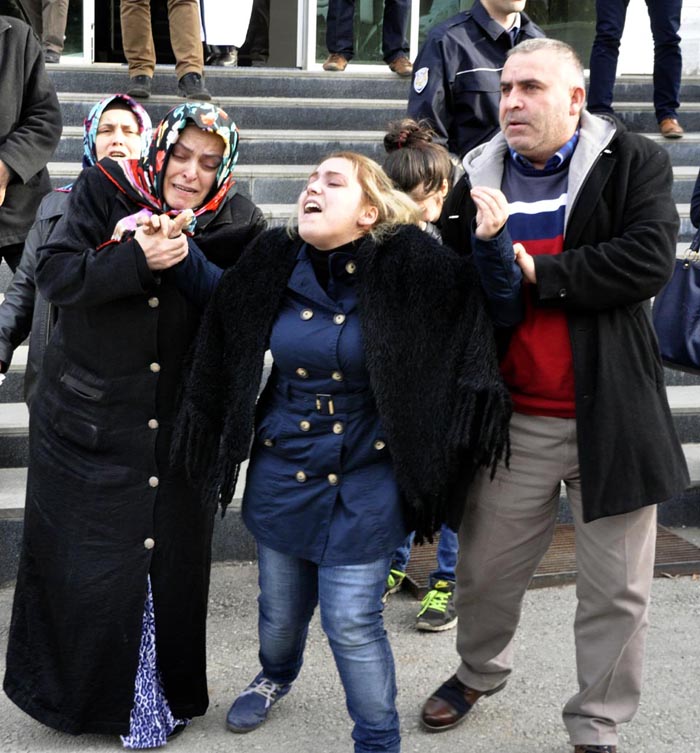 Anne, 2,5 yaşındaki kızının cenaze törenine alınmadı!