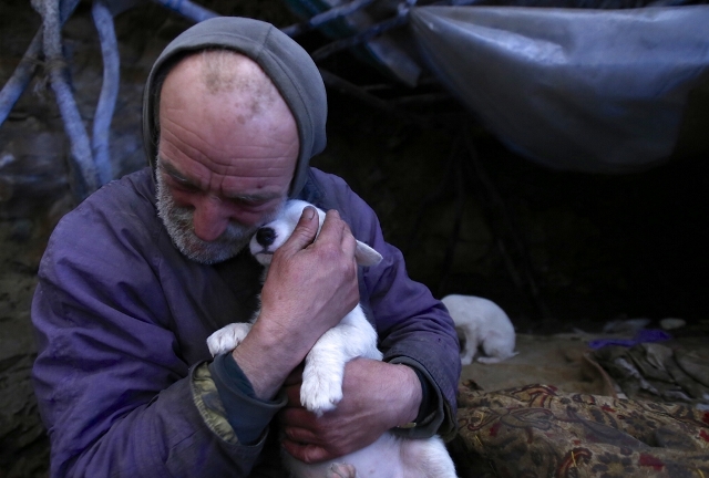 Bosnalı evsizlerin dondurucu soğuklarda yaşam mücadelesi