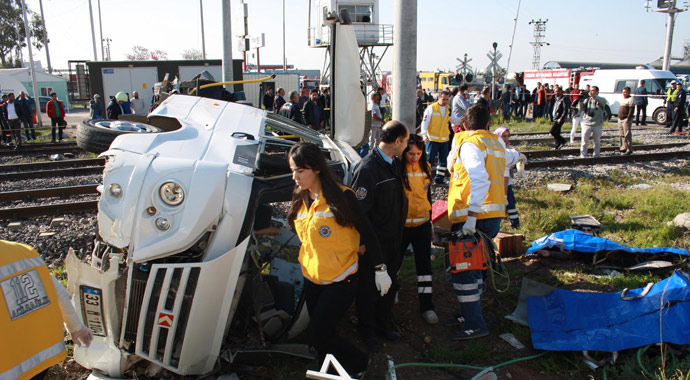 Mersin'de tren, işçi servisini biçti: 9 ölü