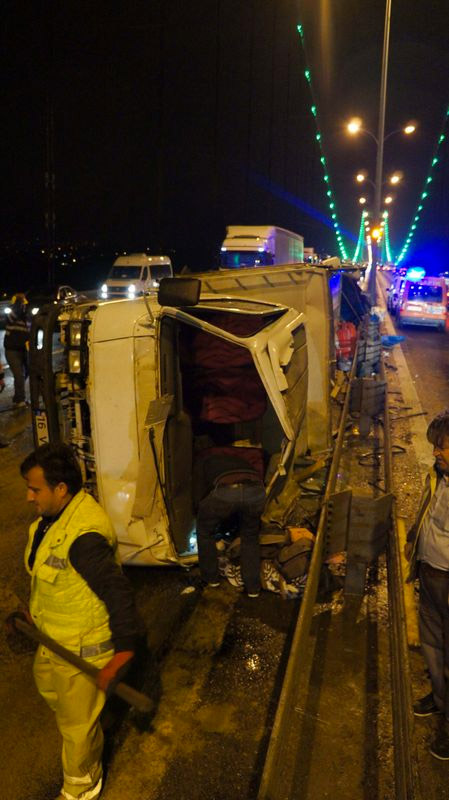 Kuvvetli fırtına İstanbul'da tarfik kazalarına neden oldu