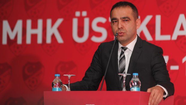 Cüneyt Çakır'a kötü haber! 'En iyi hakem' unvanını kaybetti