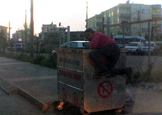 Bu fotoğraf yürekleri sızlattı! Her şey ekmek parası için