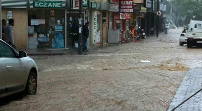 Çanakkale'de cadde ve sokaklar göle döndü