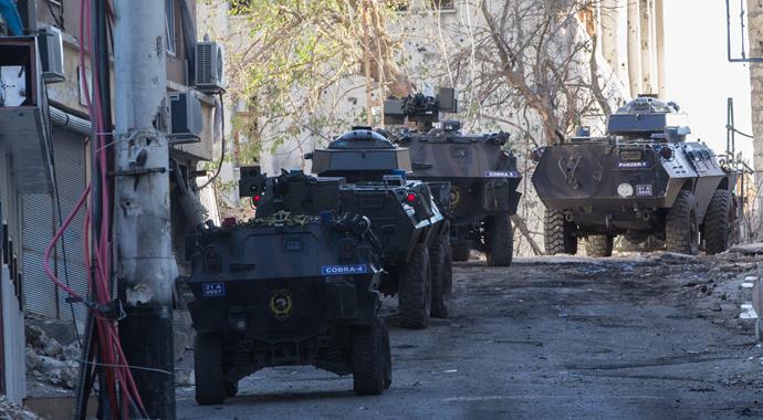 Silvan gün boyu silah ve bomba sesleriyle yankılandı