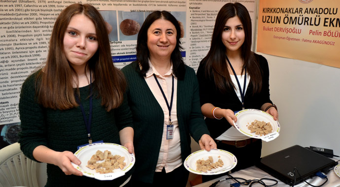 Liseli öğrenciler, bayatlamayan ekmek üretti