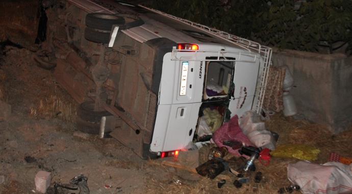 Elazığ'da işçi minibüsü şarampole uçtu: 20 yaralı