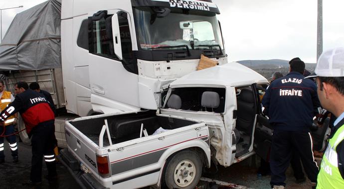 Elazığ'da TIR otomobili biçti: 4 ölü