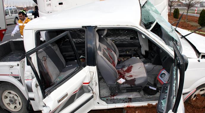 Elazığ'da TIR otomobili biçti: 4 ölü