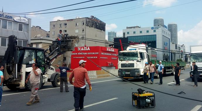 Basın Ekspres yoluna yüksek gerilim hattı devrildi