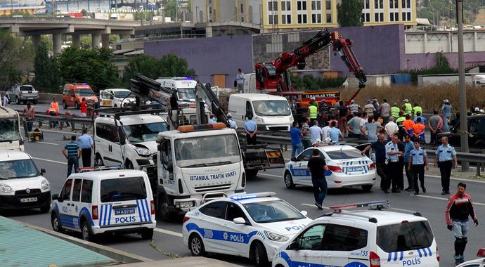 Basın Ekspres yoluna yüksek gerilim hattı devrildi