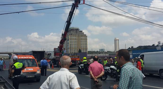 Basın Ekspres yoluna yüksek gerilim hattı devrildi