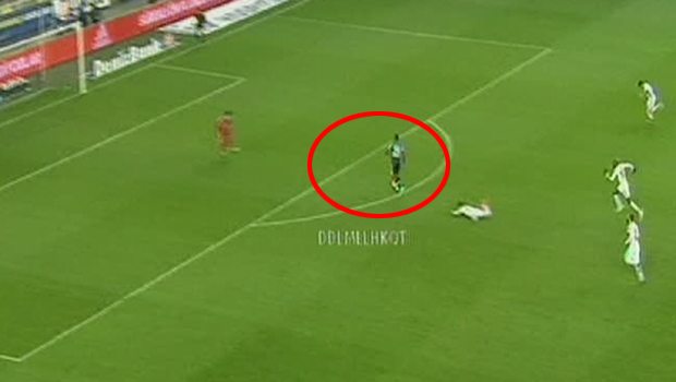 Emenike formasını çıkardı, oyundan çıkmak istedi