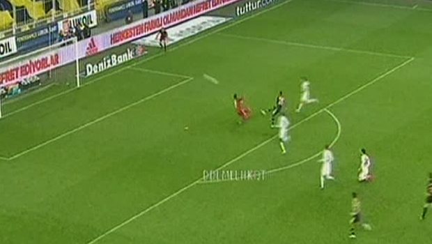 Emenike formasını çıkardı, oyundan çıkmak istedi