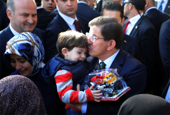 Başbakan Davutoğlu Emir Sultan Türbesi'ni ziyaret etti