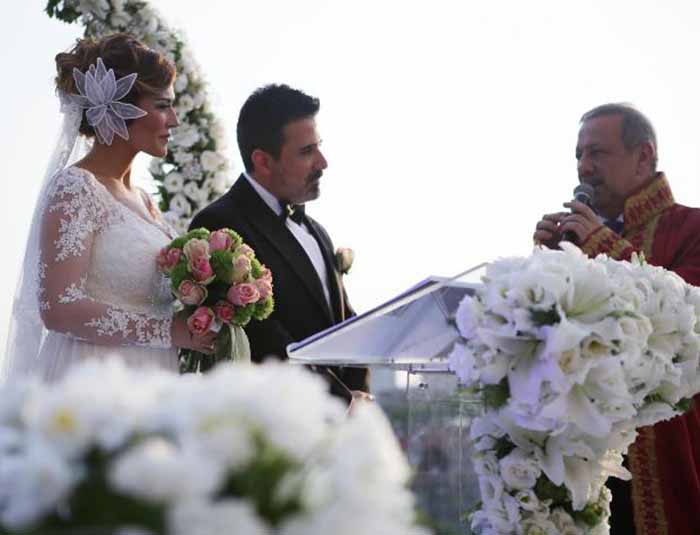 Emrah'ın annesi düğünde Kuran'ı Kerim'i yedi kere öptürdü