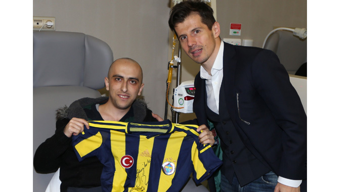 Emre Belözoğlu'nda kanser hastalarına ziyaret