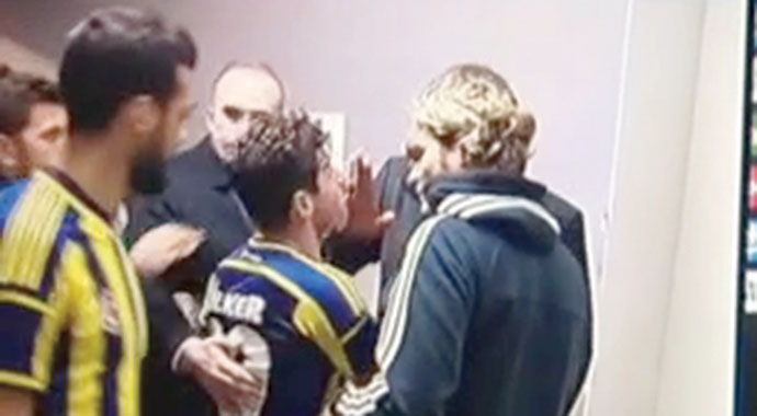 Emre Belözoğlu bir derbiye daha damgasını vurdu, küfür kıyamet!