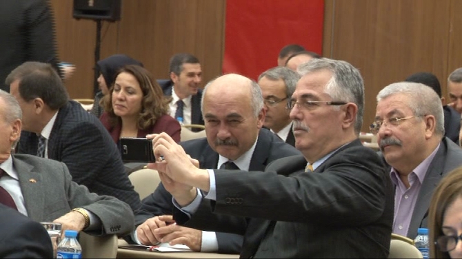 MHP'liler toplantıya selfie ile başladı!