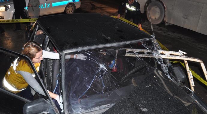 Kamyonetten düşen demir otomobilin camından girdi: 1 ölü, 3 yaralı