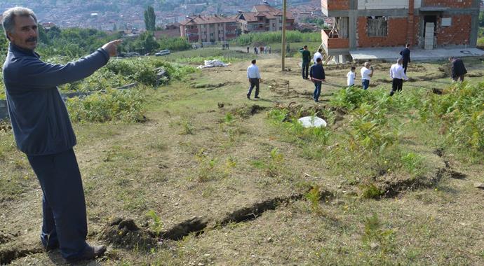 Heyelan, 27 aileyi bayramda evsiz bıraktı