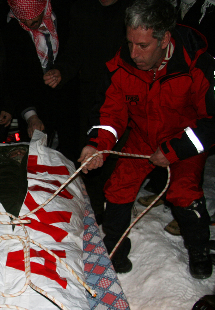 Acısını bırakıp, yardıma koştu