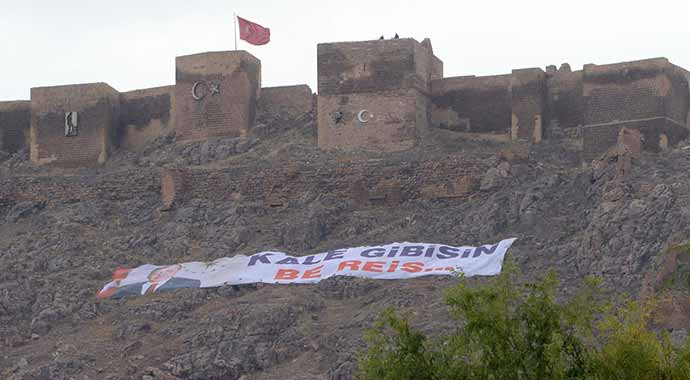 O afiş Erdoğan'ı gülümsetti