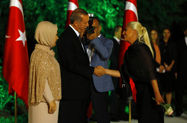 Resepsiyonda 'gül' sürprizi