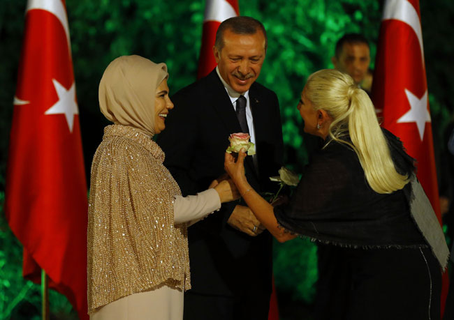 Resepsiyonda 'gül' sürprizi