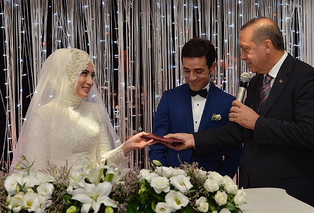 Fotoğrafçısının nikah şahitliğini yaptı