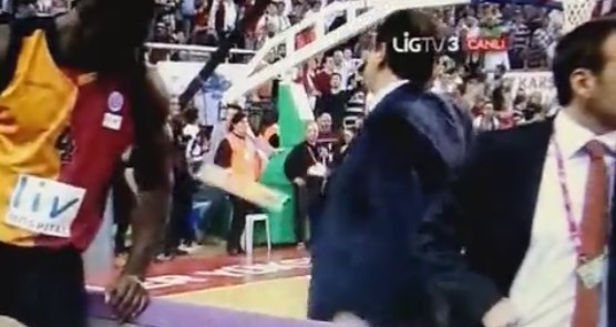 Küfür yağdı, Ergin Ataman çıldırdı