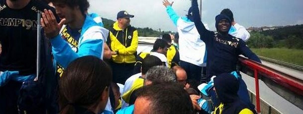 Şampiyon Fenerbahçe kupasını aldı