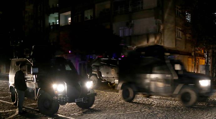 Diyarbakır'da göstericiler ateş açtı: 1 polis yaralı