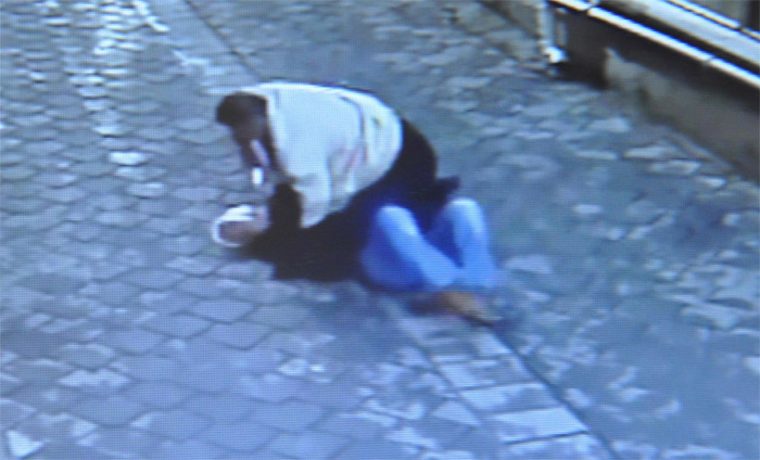 Sokak ortasında vahşet! Eşini defalarca bıçakladı