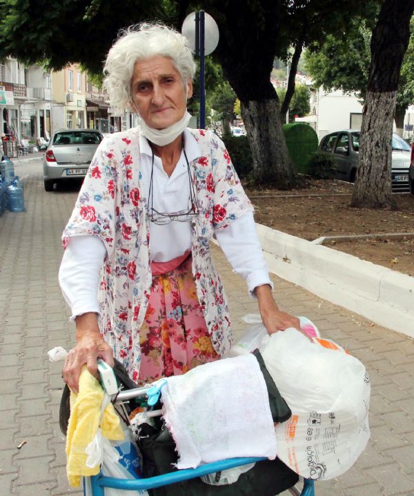 Çocukları terk etti, sokakta yaşam savaşı veriyor