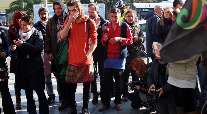 Özgecan Aslan için erkeklerden etekli eylem