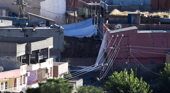 Silvan gün boyu silah ve bomba sesleriyle yankılandı