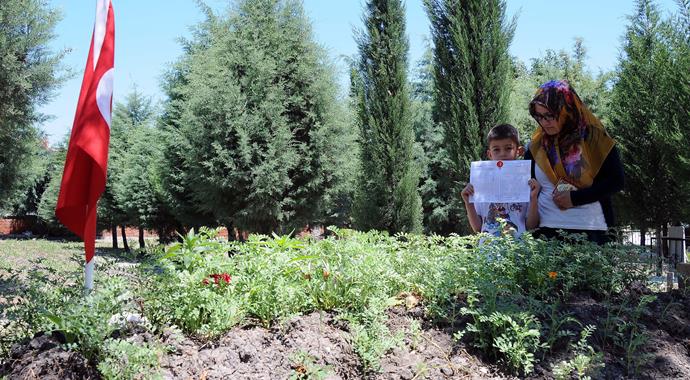 Madencilerin çocukları karnelerini aldığı gibi mezara koştu