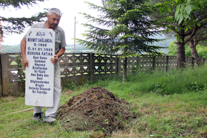 26 yıldır bulunmayan abisinin mezarını kazdı!