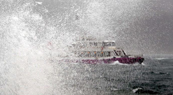 Fırtına İstanbul'u felç etti, köprü çöktü, çatı uçtu, tekne battı!