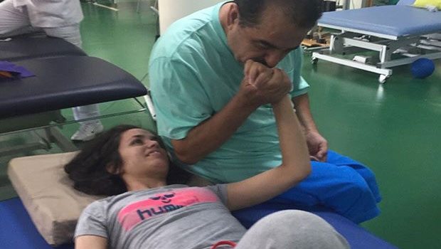İbrahim Tatlıses Mutlu Kaya'yı ziyaret edip, elini öptü