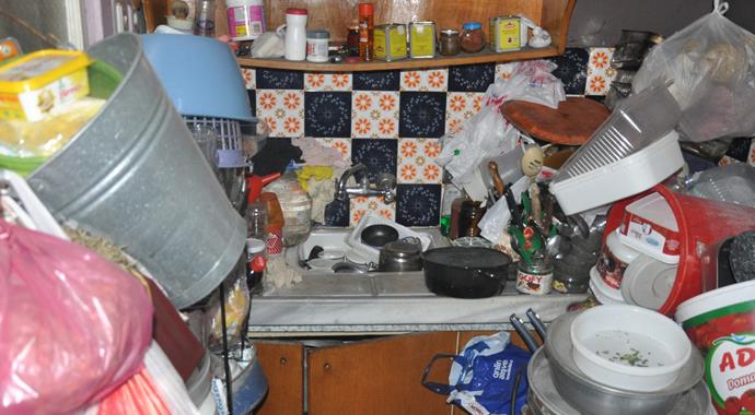 Tavana kadar çöp dolu evden bin lira bozuk para çıktı