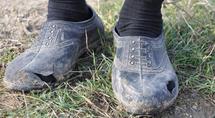 Ölen madencinin babasına valilik yeni lastik ayakkabı aldı
