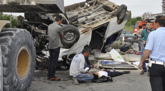 Kahramanmaraş'ta öğrenci servisi devrildi: 16 yaralı