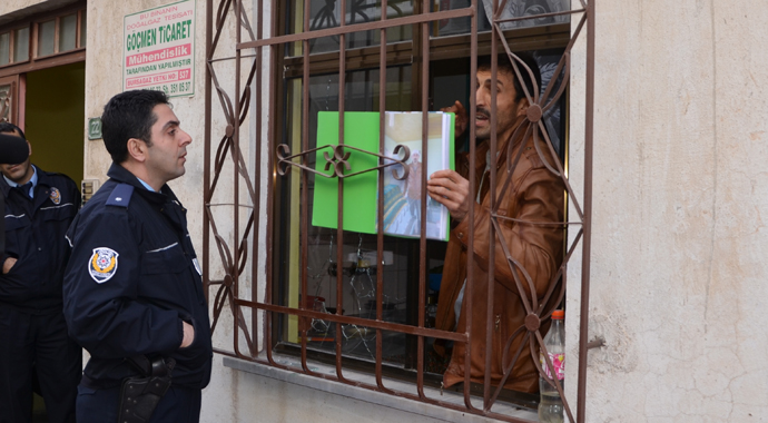 'Ben mehdiyim' dedi, 3 polisi kurşunladı