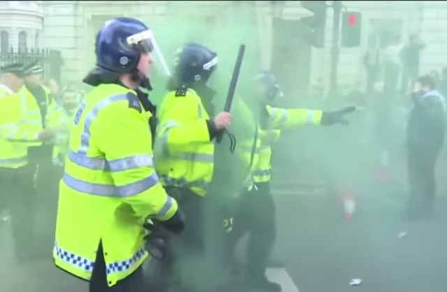 Londra'da polis barışçıl göstericilere müdahale etti